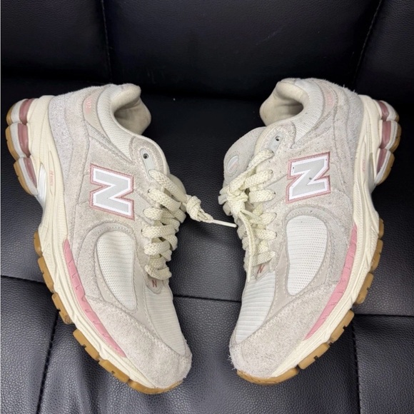New Balance Beige & Pink Women's Sneaker 2002r - Picture 4 of 5